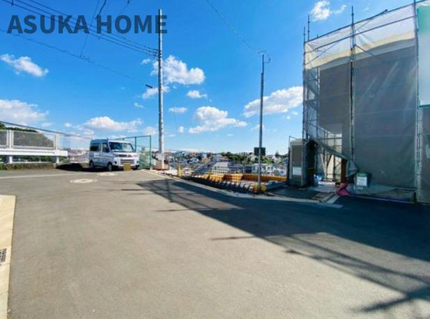 瀬谷区下瀬谷２丁目 の前面道路含む現地写真|前面道路も広く車の駐車もしやすい現場です。