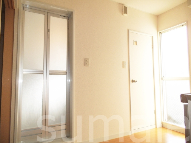 コーポ金野の居間・リビング|トイレとバスルームの入り口です♪