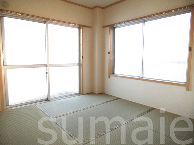 コーポ金野の和室|奥の和室は二面採光で明るい♪