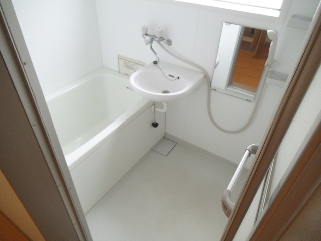 コーポ金野の浴室|キレイな洗面台付きバスルーム！