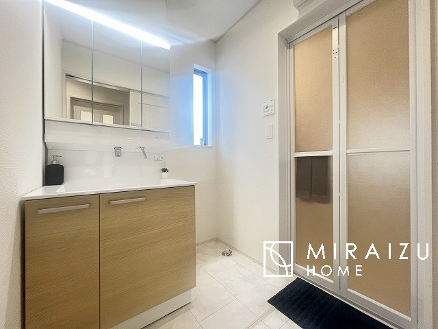 【独立洗面台】 | 高級感漂う洗面台です。鏡の後ろの収納棚もとても充実しております。コスメが大好きな奥様も、女子力高いご主人様もきっとご満足いただける収納力です。三面鏡なので、ヘアセットにも便利です。
