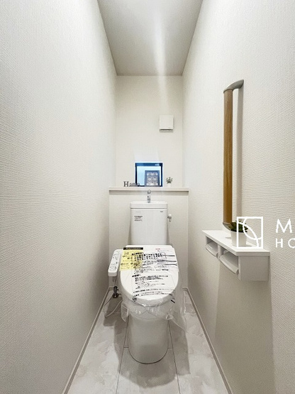 【トイレ】 | 空気の換気と窓からの光の明るさに配慮した清潔感のあるトイレ、ご自分の好きなアロマや芳香剤を置いて落ち着く空間を演出、一人になれる空間ですから、リラックスしたいですね。
