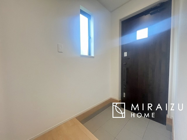 【玄関】 | いってきます♪ただいま♪明るい声が聞こえてきそうな玄関。ナチュラルなカラーがとても清潔感のある造りです♪
