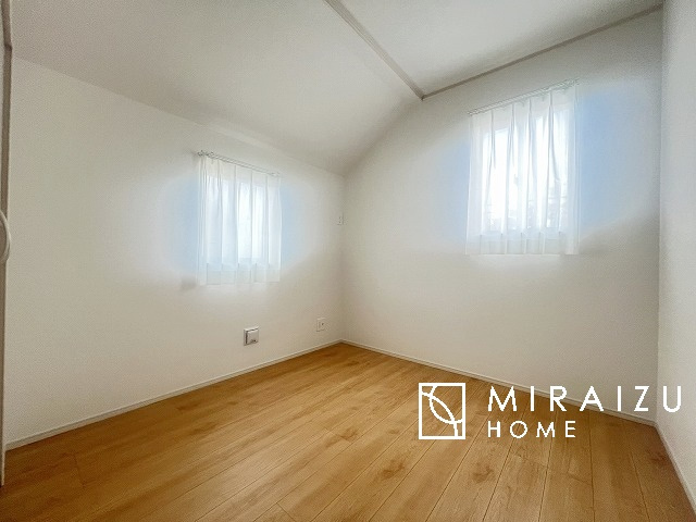 【内装】 | プライベートの空間もみんなで過ごす空間も両社兼ね備えたつくりです。階段には安全性を配慮し、手すりを設置。太陽の光と風が心地良い窓も付いた内装です。
