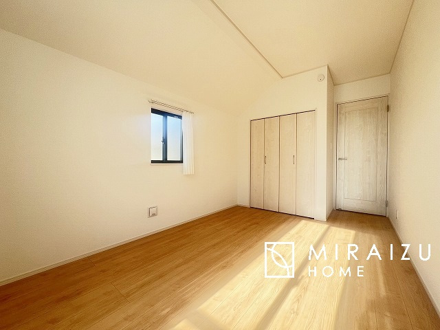 【子供部屋】 | お子様のお部屋にも主寝室にも使えますね。窓が二面についていますので採光もばっちり、空気の入れ替えもOK！自分のお部屋を持ちたいお子様の夢を叶えます！
