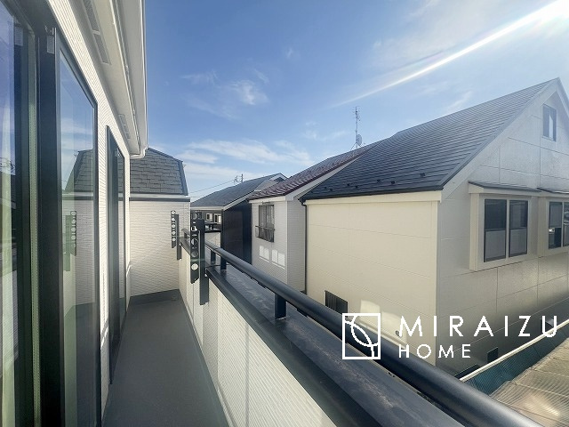 【バルコニー】 | 小鳥の鳴き声で目覚める朝、爽やかな風が入ります。太陽の陽射しでお洗濯物がカラッと乾き、気持ちの良い洋服とお布団で快適に過ごせます。