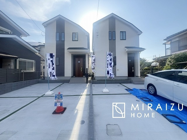 【外観】 | 青く澄み渡った綺麗な空と、陽の光をたっぷりと受ける、そんな新築住宅で新生活をスタートしてみませんか？見学・ご相談等、ミライズホーム(株)までお気軽にご連絡下さい。