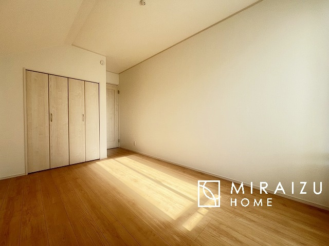 【寝室】 | 収納あり、自然な採光ありの洋室。家族みんなが気持ち良く目覚められる、過ごしやすい主寝室などにもお勧め。もちろん、ペットもご一緒に。