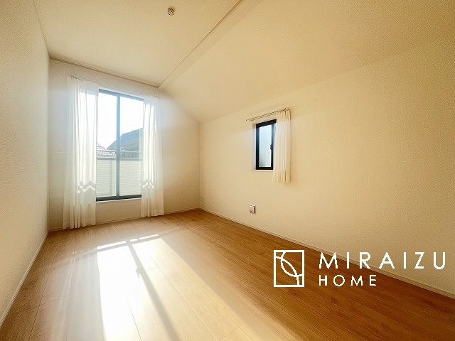 【子供部屋】 | 床のフローリングもオシャレな洋室が嬉しいです。独立性のある住宅ですので、各居室それぞれ、テイストの違うお部屋インテリア造りをしても面白いかもしれませんね！