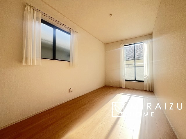 【洋室】 | 小鳥の鳴き声で目覚める朝、爽やかな風が入ります。太陽の陽射しでお洗濯物がカラッと乾き、気持ちの良い洋服とお布団で快適に過ごせます。