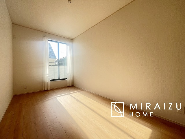 【洋室】 | 平日・休日問わず、いつでもご見学が出来ます♪☆実際に見て、触れて感じる安心のお住まい探しを体験して下さい♪☆物件情報だけでなく、地域の特色などなどエリア情報もお伝え出来たら嬉しいです♪
