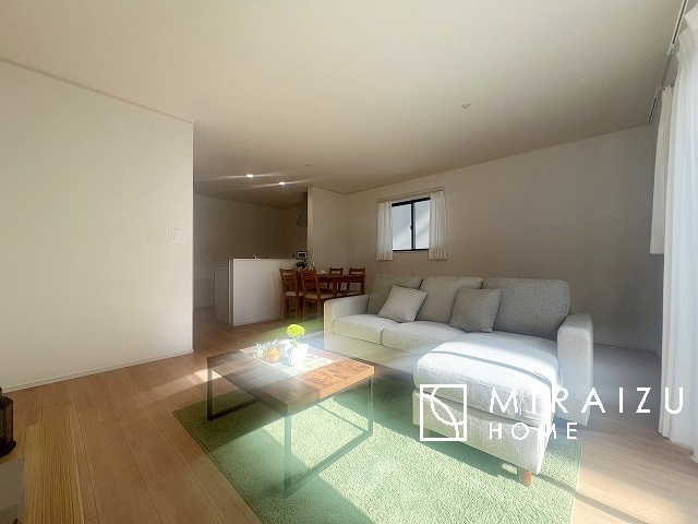 【居間・リビング】 | 陽当たりが心地の良いリビング空間です。日中はカーテンを開けて自然な光を取り込みリラックスして過ごしたいですね、照明器具もセンスの良いものを使いたいですね。
