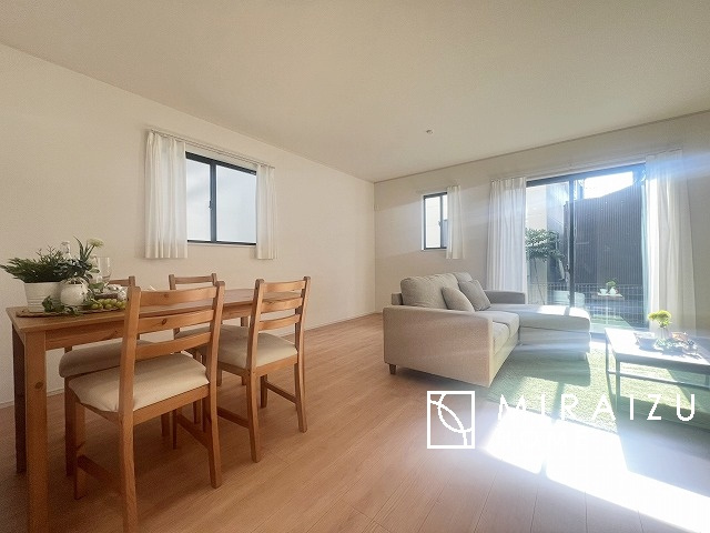 【居間・リビング】 | 大きな窓が特徴の南向きリビングでは、太陽光も沢山取り込むことが出来てお家の中にいても日光浴が可能ですね、開放的な空間です。インテリア選びも楽しそう、ご家族様で相談しながらインテリア配置も楽しみたいです