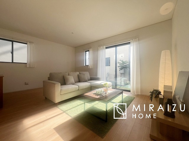 【居間・リビング】 | 明るい光が取り入れられる空間設計のリビングです。インテリア配置もしやすい間取りです。壁や床の色と合わせて落ち着いたインテリアも選びたいですね♪グリーンを飾っても素敵だと思います。
