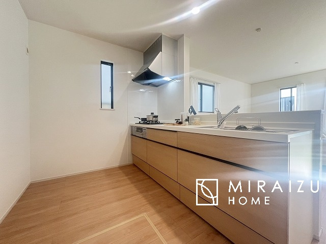 【キッチン】 | 洗練されたキッチンでは毎日の家事を少しでも楽に快適に工夫したいですね、大きいシンクではお皿洗いもストレスフリー、3口コンロでは要領よくお料理も可能です。レンジフードもお掃除がしやすい設計が嬉しい。
