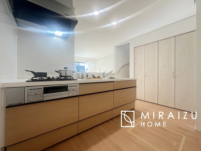 【キッチン】 | スッキリとした形が上品な広々ワイドキッチンです。レンジフードもすっきりとした造りなので圧迫感もございません。窓もあり明るい空間の中で毎日お料理することが可能です。収納スペースも広いのが嬉しいですね。
