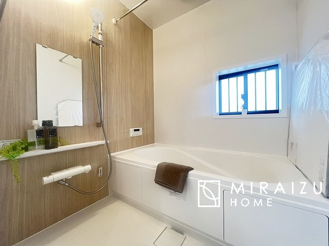 【浴室】 | 清潔感のあるホテルのような広い浴室が自慢です。疲れた日にはお湯をためてリラックスタイムを楽しみたいですね、今はスマホも防水の時代です、半身浴をしながら動画視聴、漫画視聴、楽しく過ごしたいですね^^
