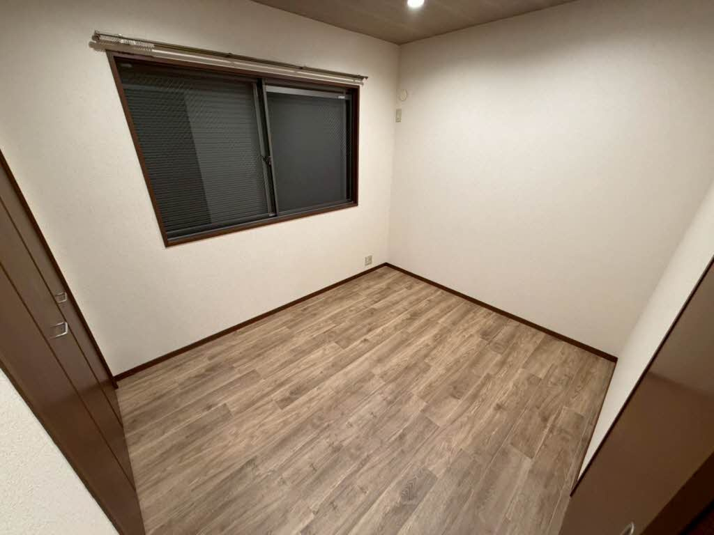 フラワーガーデン B棟の洋室