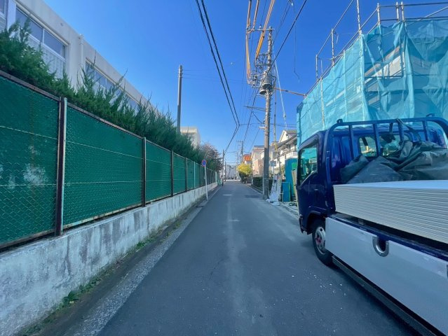 横浜市磯子区岡村1丁目 新築戸建て【仲介手数料無料】カースペース2台の前面道路含む現地写真