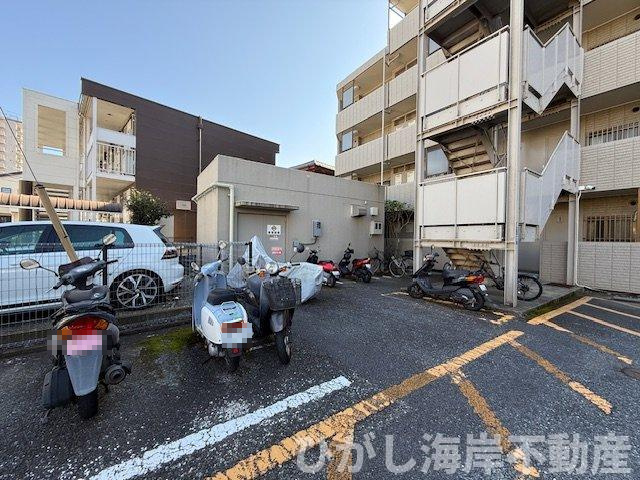 アザリア茅ヶ崎の駐車場|敷地内バイク置場