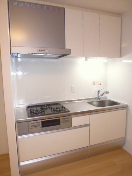 トロイス フィルのキッチン|3口コンロ・グリル付のシステムキッチンです♪