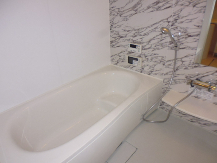 トロイス フィルの浴室|追い焚付きのお風呂です♪