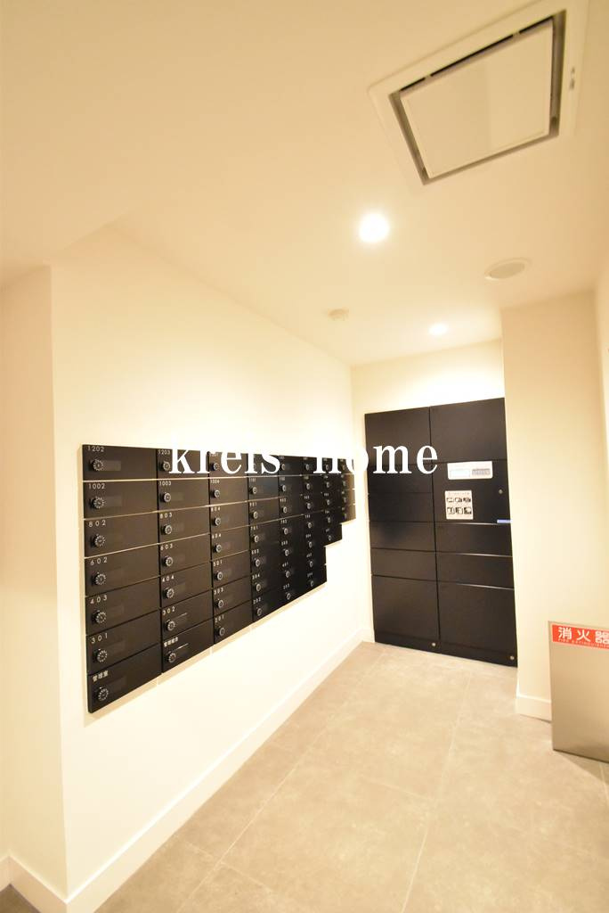 Log上野駅前のロビー