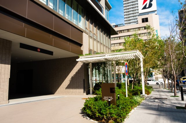 【駐車場】 | 【敷地内駐車場】コーチエントランスには車寄せを完備。タワーパーキングで愛車を風雨から守ります！