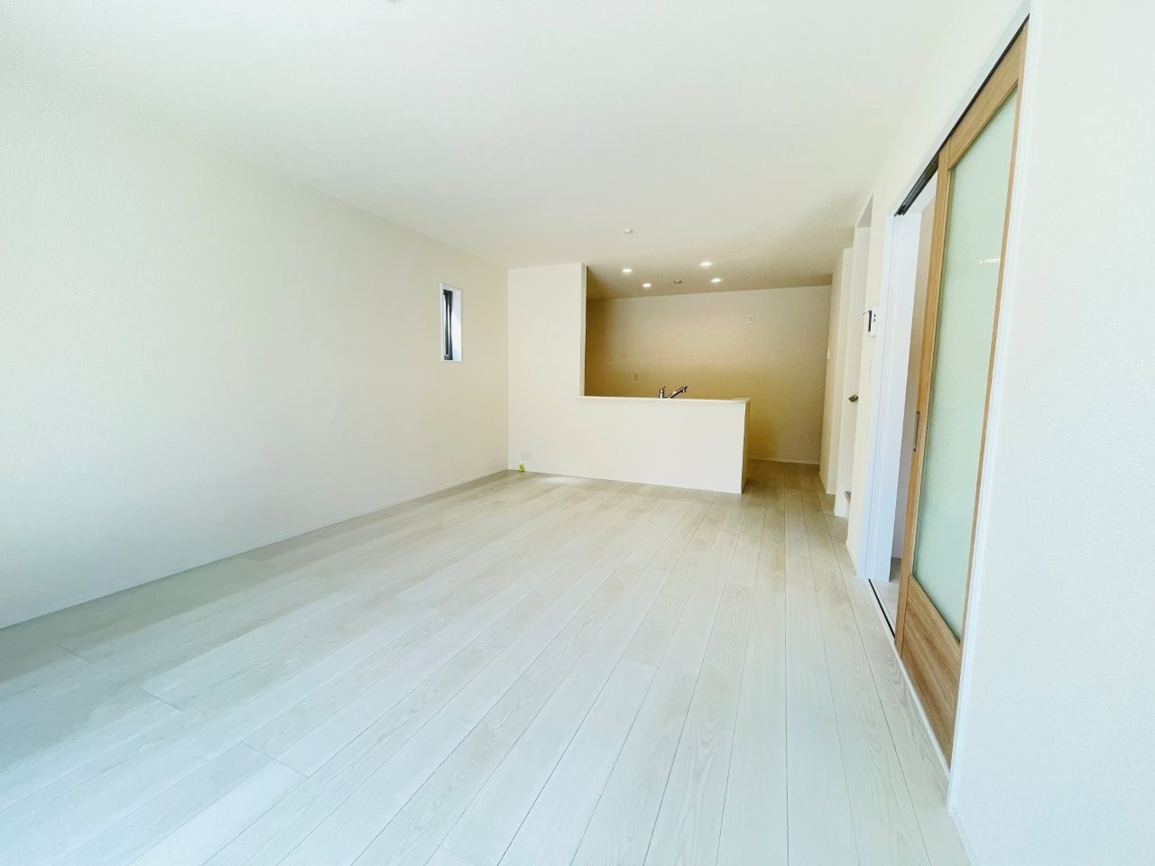 岡崎第257滝町　新築分譲住宅　全2棟　1号棟の居間・リビング|どこにいても家族の顔が見える、明るく開放的なLDK。