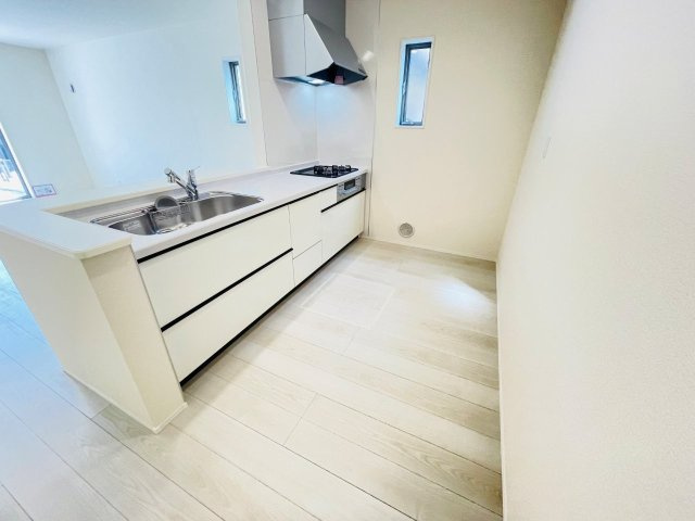 岡崎第257滝町　新築分譲住宅　全2棟　1号棟のキッチン|広いシステムキッチンでお子様と一緒にお料理もできます。