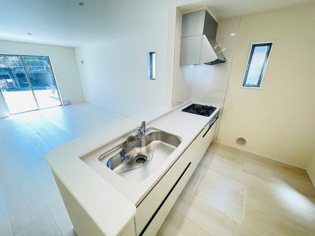 岡崎第257滝町　新築分譲住宅　全2棟　1号棟のキッチン|浄水器一体型水栓です。