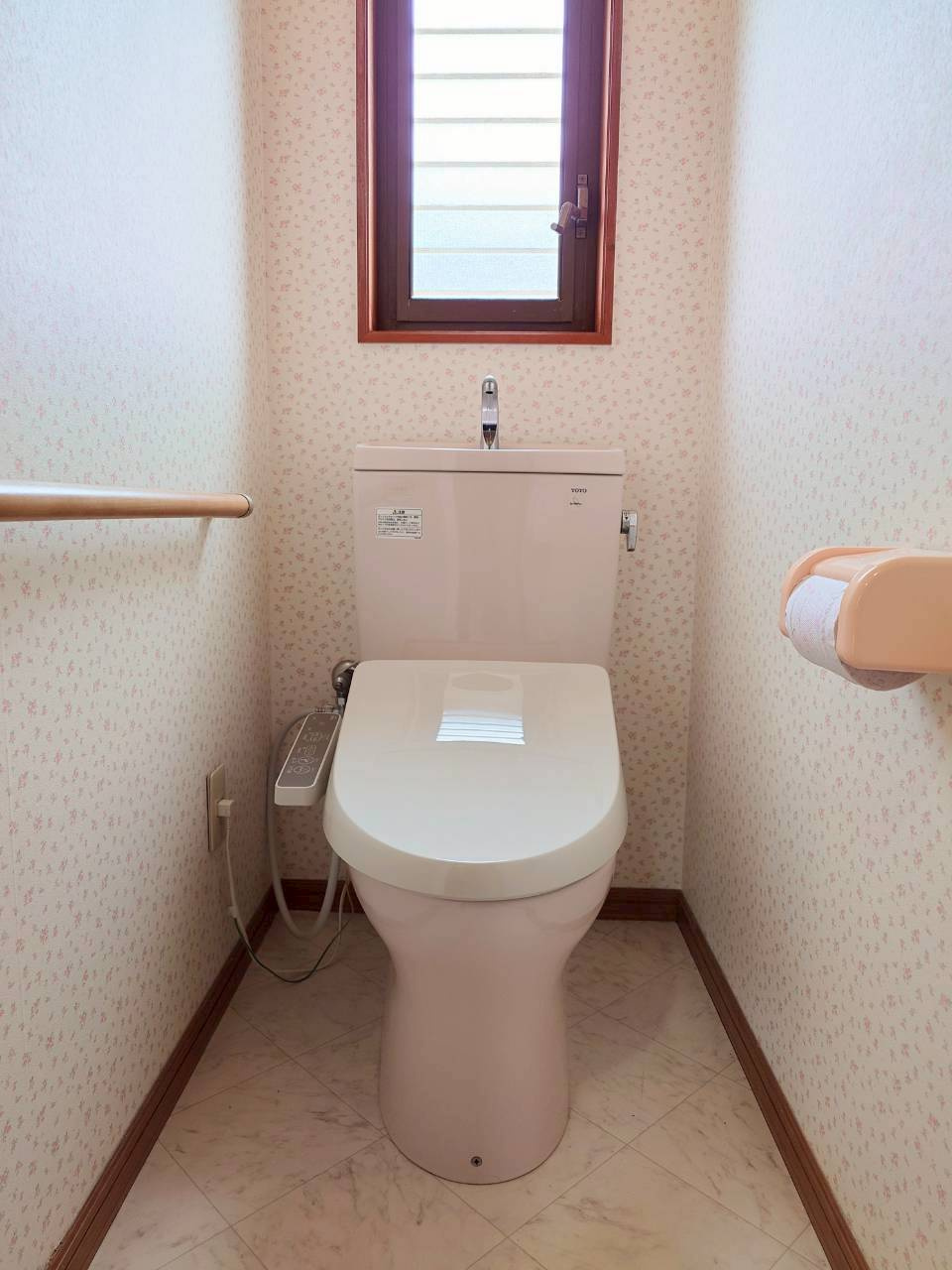 下石田三丁目中古戸建のトイレ|【令和7年11月6日撮影】
トイレは手摺付きです♪