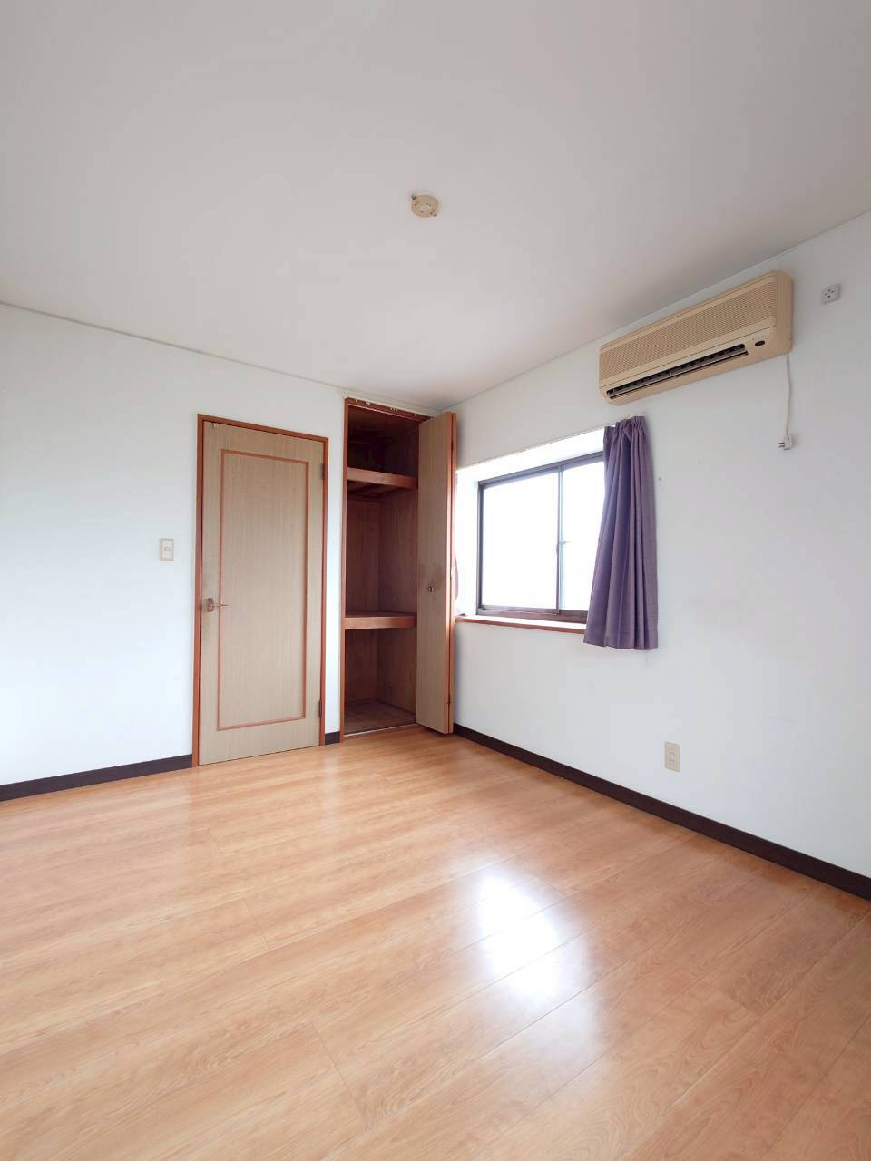 下石田三丁目中古戸建の洋室|【令和7年11月6日撮影】
シンプルで使いやすい6帖洋室♪