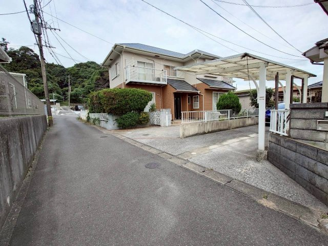 下石田三丁目中古戸建の前面道路含む現地写真|【令和7年11月6日撮影】
前面道路は交通量が少ないので安心♪