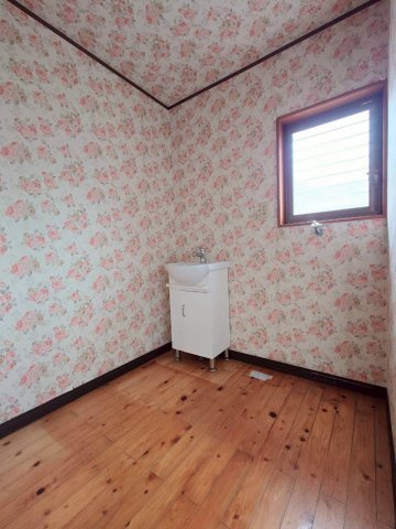 下石田三丁目中古戸建の脱衣所|【令和7年11月6日撮影】
洗面脱衣所もゆったりしたサイズです♪