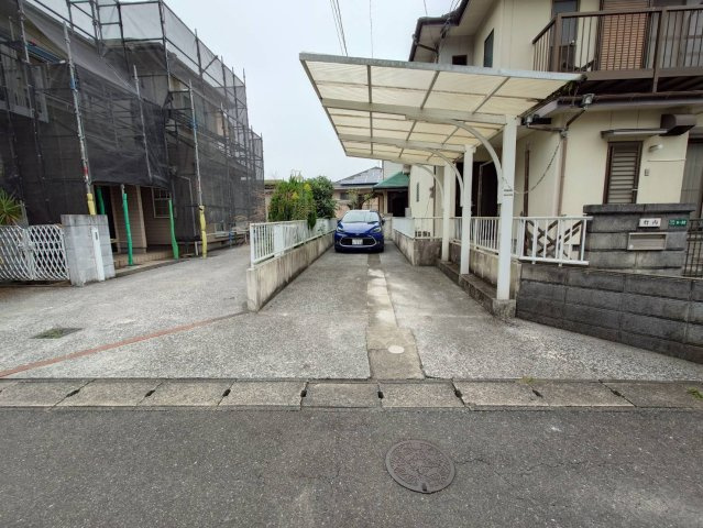 下石田三丁目中古戸建の駐車場|【令和7年11月6日撮影】
カーポート付きの駐車スペースは縦列で2台可能♪