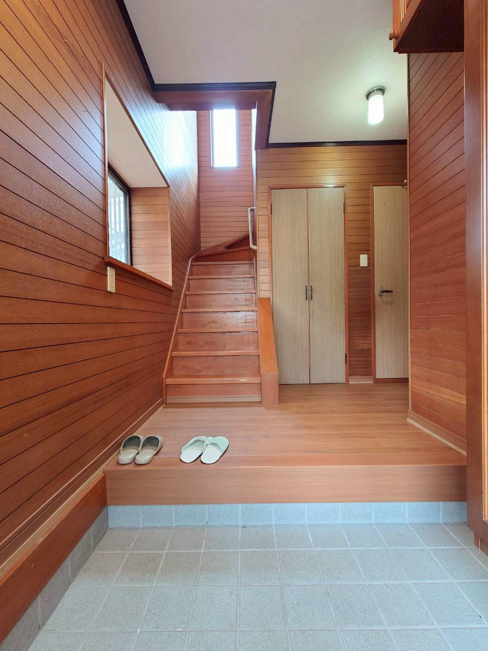 下石田三丁目中古戸建の玄関|【令和7年11月6日撮影】
収納が充実した広い玄関ホール♪