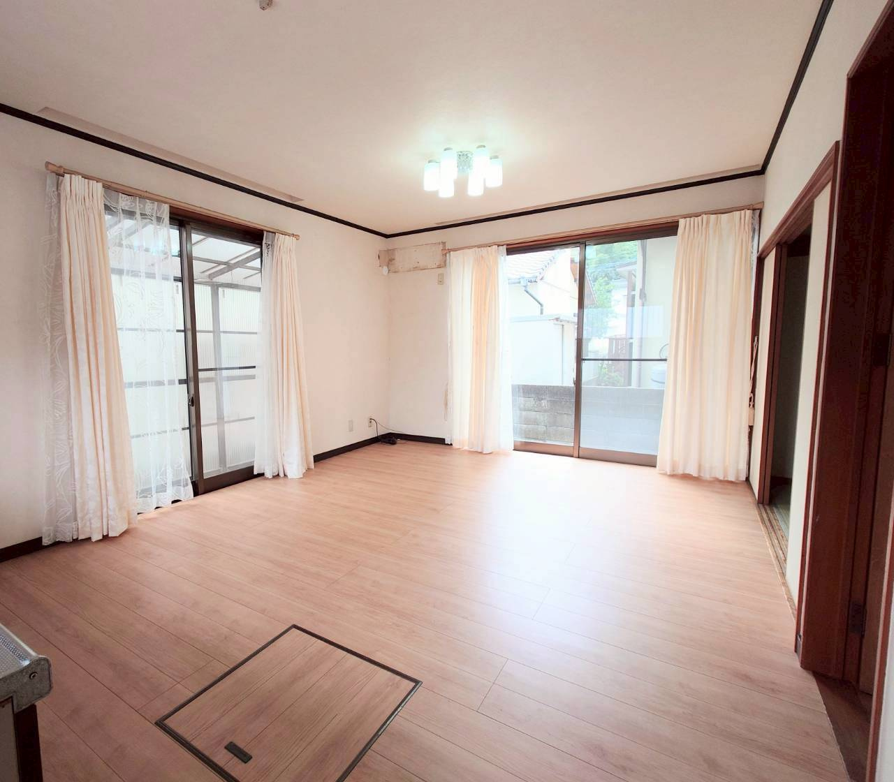 下石田三丁目中古戸建の居間・リビング|【令和7年11月6日撮影】
南側からの日が差し込むLDK♪