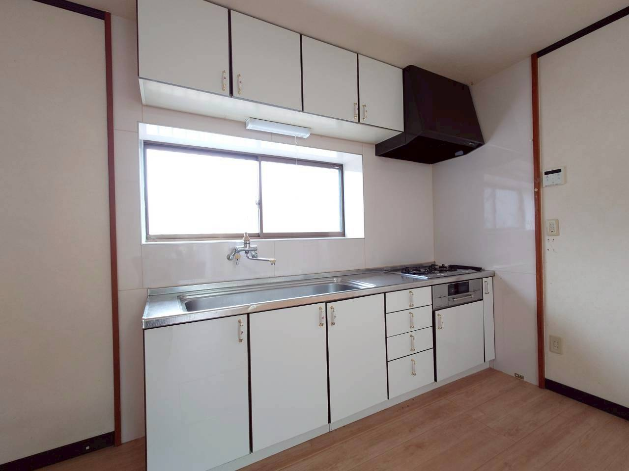 下石田三丁目中古戸建のキッチン|【令和7年11月6日撮影】
キッチンは吊戸棚があるので色々なものが収納出来ます♪