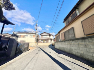【前面道路含む現地写真】 | 土地《31.89坪》×南東角地で日当たり・通風良好！
北西側がゆったり間口の約11.4ｍもあります。
