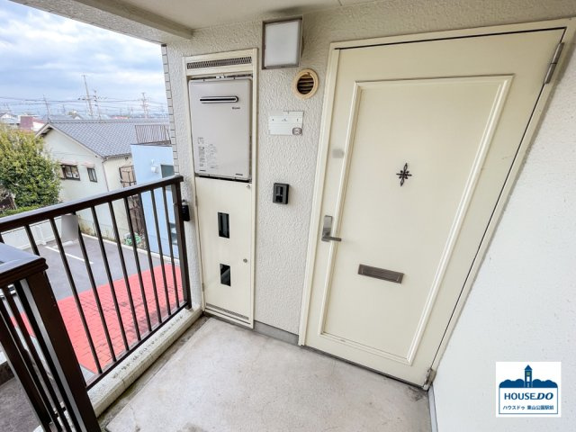 【南東角部屋で朝の光を浴びられる！】藤和シティコープ平和が丘のその他共用部分|マンションの共用部から撮影した玄関の外観です