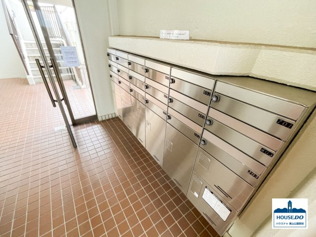 【南東角部屋で朝の光を浴びられる！】藤和シティコープ平和が丘のその他共用部分|ロビー内にある集合ポストです。