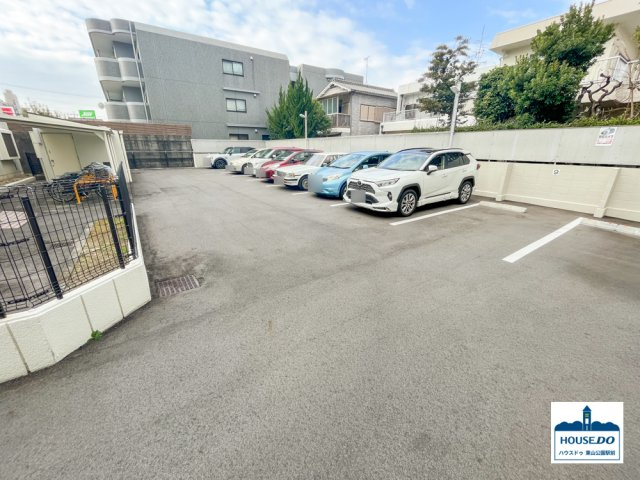 【南東角部屋で朝の光を浴びられる！】藤和シティコープ平和が丘の駐車場|敷地内にある平面駐車場