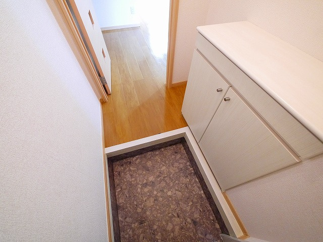 エスポワールB（小瀬町）の玄関|明るい玄関です
