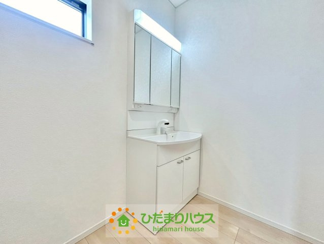 加須市水深第3　新築一戸建て　03　クレイドルガーデンの独立洗面台|収納豊富な3面鏡！