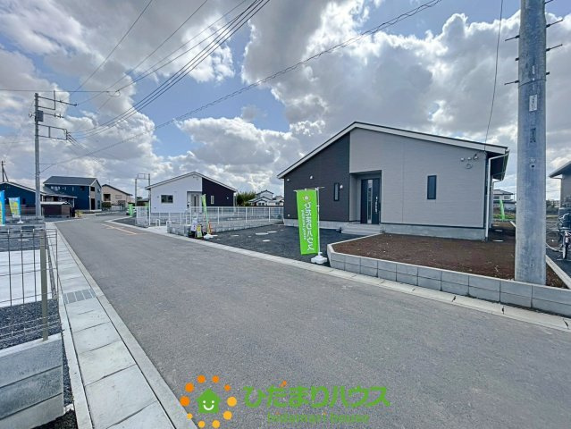 加須市水深第3　新築一戸建て　03　クレイドルガーデンの前面道路含む現地写真|ゆとりのある道路で駐車もラクラク！！