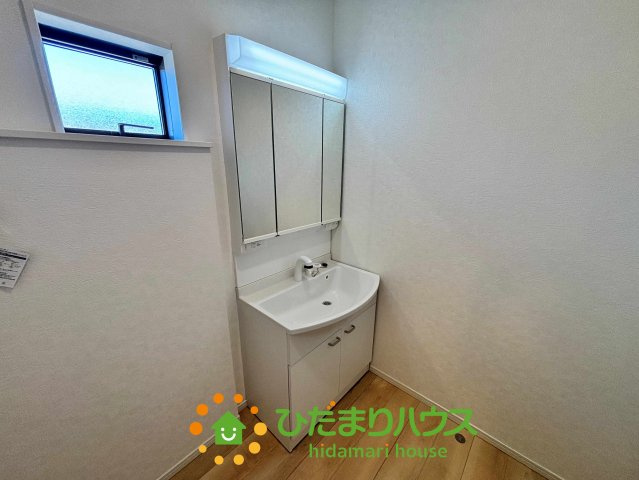 加須市水深第3　新築一戸建て　05　クレイドルガーデンの独立洗面台|3面鏡の裏は収納！