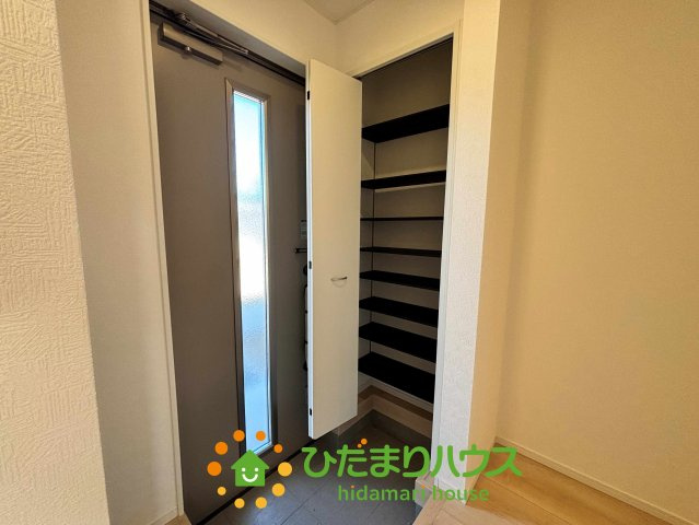 加須市水深第3　新築一戸建て　05　クレイドルガーデンの収納|高さも変更可能で、ブーツなども収納！