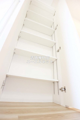 【設備】 | プレサンス江坂ベルフィーヌ | リビングにある収納棚◎