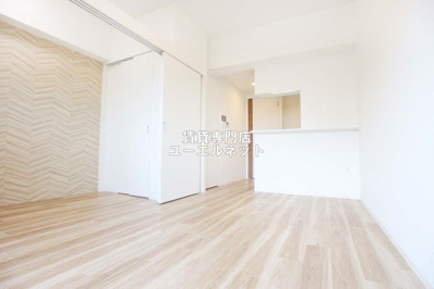 【居間・リビング】 | プレサンス江坂ベルフィーヌ | ゆったりとくつろげる、落ち着きのある居室空間です